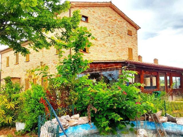 Villa in affitto a Montecassiano località Rinaldi, 21, giardino privato, box, terrazzo TrovaCasa