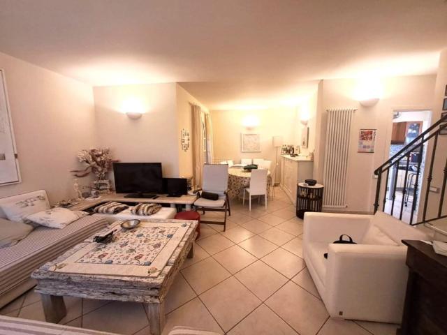 Villa in affitto a Montignoso via Cateratte, arredato, giardino privato, posto auto TrovaCasa