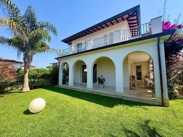Villa in affitto a Montignoso via della Croce, giardino privato, posto auto TrovaCasa