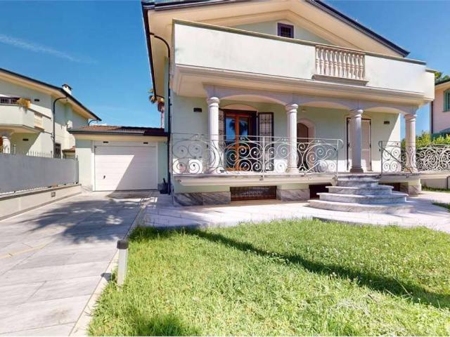 Villa in affitto a Montignoso via Lago, arredato, giardino privato, terrazzo TrovaCasa