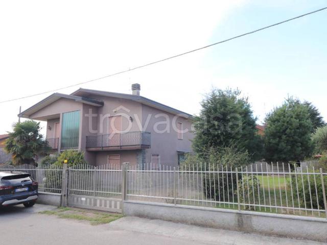 Villa in affitto a Magnago via Don Giovanni Minzoni, 51, giardino, ingresso indipendente, lavanderia TrovaCasa
