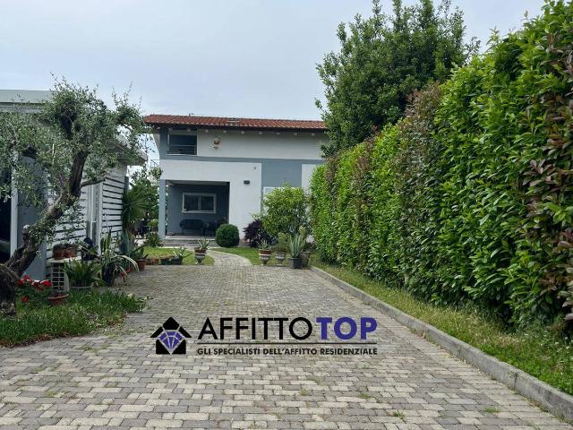 Villa in Affitto a Massa