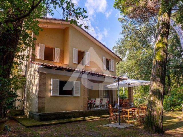 Villa in affitto a Massa via Ombrosa, arredato, giardino privato, terrazzo TrovaCasa