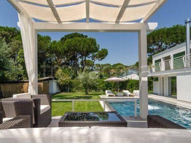 Villa in affitto a Massa via delle macchie, giardino privato, terrazzo, aria condizionata TrovaCasa