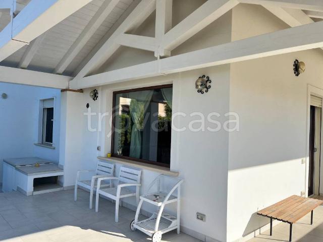 Villa in affitto a Minturno via Giovanni Cena, 11, arredato, giardino privato, terrazzo TrovaCasa