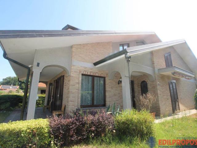Villa in affitto a Misinto MB