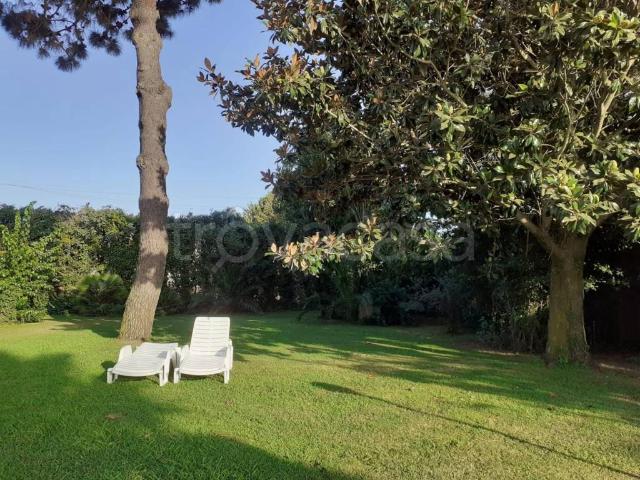 Villa in affitto a Sabaudia strada Provinciale Litoranea, arredato, giardino privato, posto auto TrovaCasa