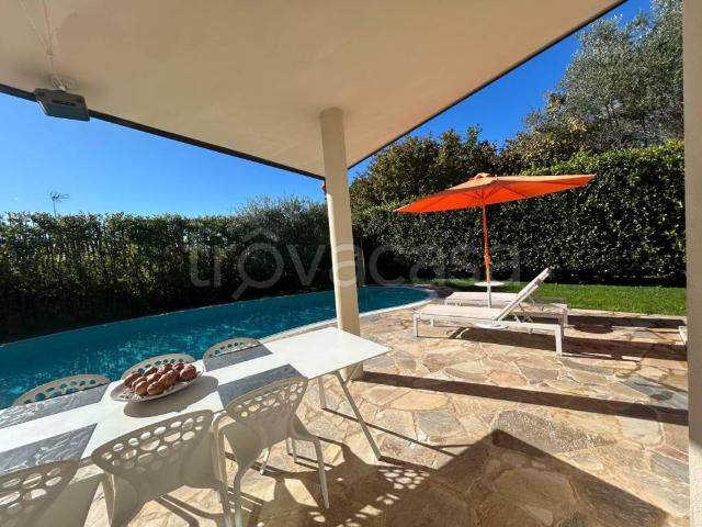 Villa in affitto a San Felice del Benaco via Sissiline, arredato, giardino privato, box TrovaCasa