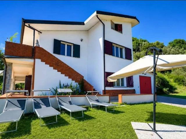 Villa in affitto a Sarzana via Prulla, 6, arredato, giardino privato, posto auto TrovaCasa