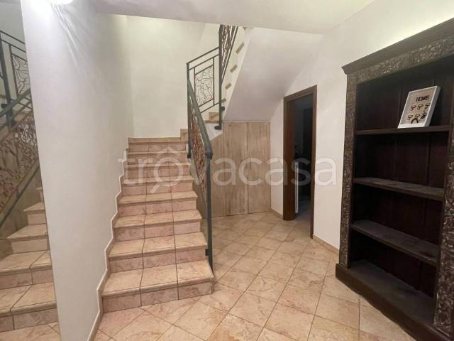 Villa in affitto a Sesto Calende via Guglielmo Marconi, 10, posto auto, terrazzo, parzialmente arredato TrovaCasa