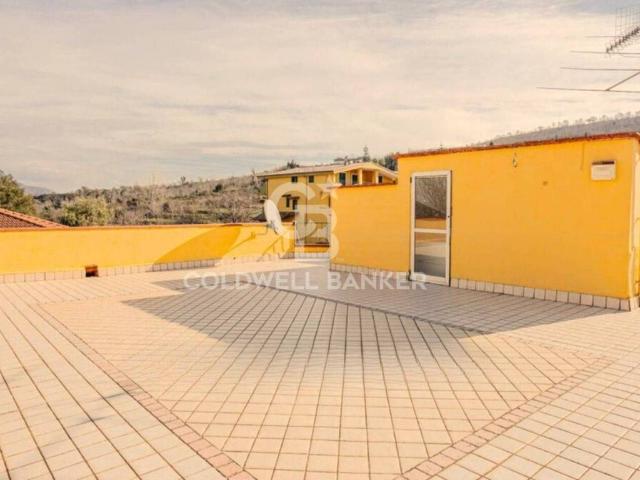 Villa in affitto a Pozzuoli, giardino privato, box, terrazzo TrovaCasa
