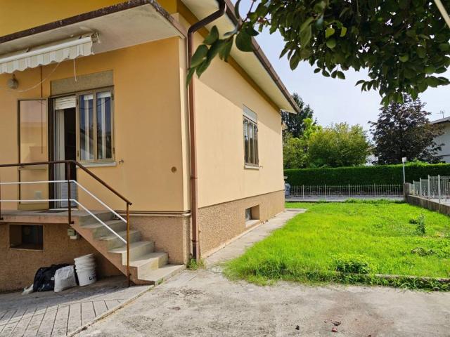 Villa in affitto a Palmanova via Guglielmo Marconi, 4, giardino privato, box, lavastoviglie TrovaCasa