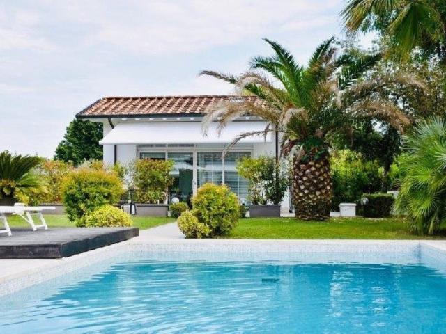Villa in affitto a Pietrasanta, contesto signorile, aria condizionata, piscina TrovaCasa