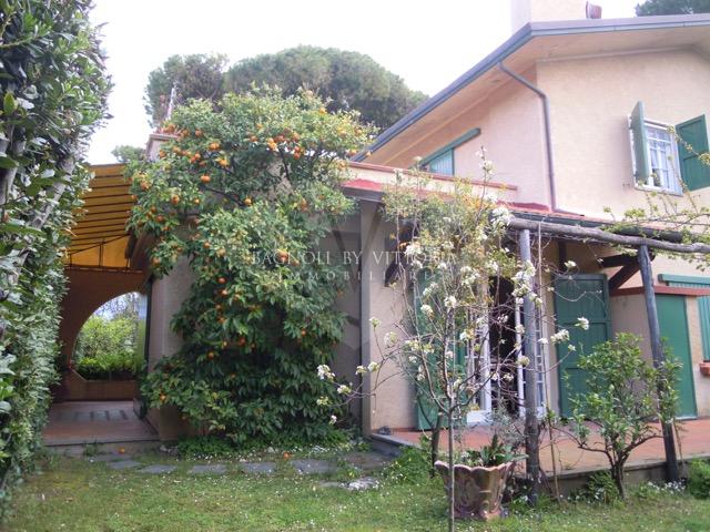 VILLA in AFFITTO a PIETRASANTA MARINA DI PIETRASANTA di 10 vani