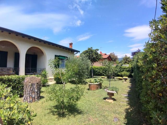 VILLA in AFFITTO a PIETRASANTA MARINA DI PIETRASANTA di 8 vani