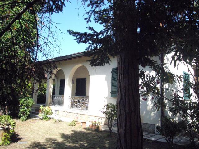 VILLA in AFFITTO a PIETRASANTA MARINA DI PIETRASANTA di 8 vani