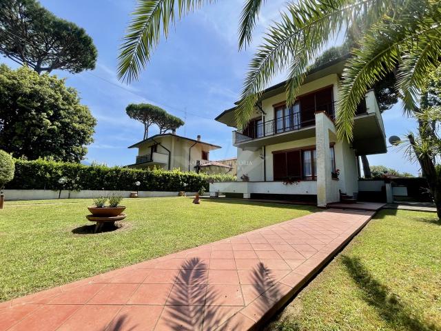 VILLA in AFFITTO a PIETRASANTA MARINA DI PIETRASANTA di 9 vani