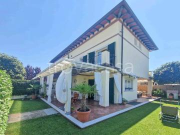 Villa in affitto a Pietrasanta via Ottorino Respighi, 3, giardino privato, posto auto, vista panoramica TrovaCasa
