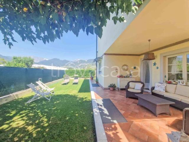 Villa in affitto a Pietrasanta via Ottorino Respighi, 3, giardino privato, posto auto, vista panoramica TrovaCasa