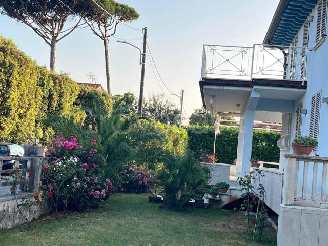 Villa in affitto a Pietrasanta via Duca d'Aosta, arredato, giardino privato, box TrovaCasa