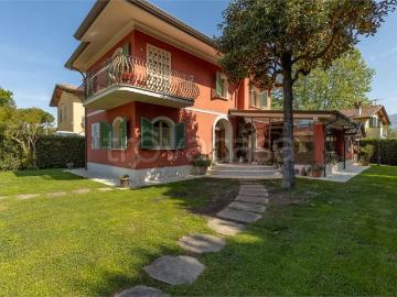 Villa in affitto a Pietrasanta via Piave, 22, arredato, giardino privato, posto auto TrovaCasa