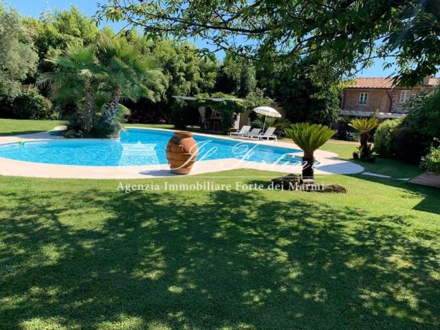Villa in affitto a Pietrasanta via Strettoia, arredato, giardino privato, posto auto TrovaCasa