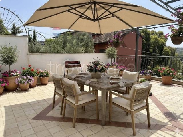 Villa in affitto a Roma via Cassia, 701, giardino privato, box, terrazzo TrovaCasa