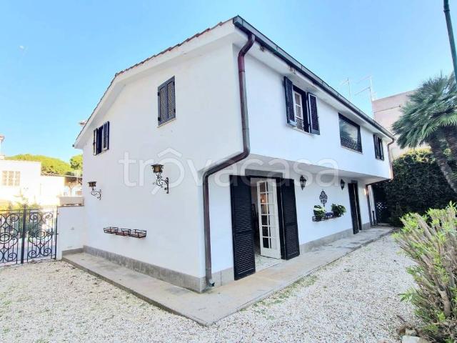 Villa in affitto a Santa Marinella via Antonio Gramsci, arredato, giardino privato, terrazzo TrovaCasa