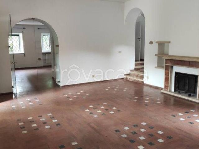 Villa in affitto a Roma via Appia Antica, giardino privato, terrazzo, caminetto TrovaCasa