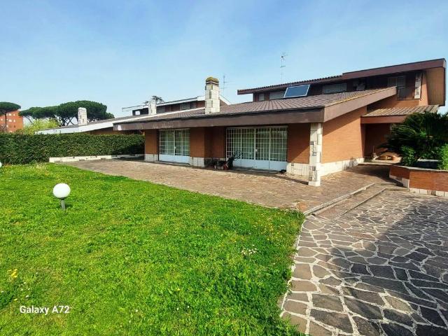 Villa in affitto a Roma via della Valle dei Fontanili, arredato, giardino privato, box TrovaCasa