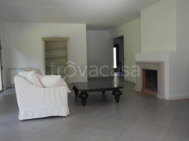 Villa in affitto a Roma via Lucio Volumnio, arredato, giardino privato, posto auto TrovaCasa