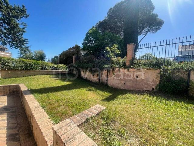 Villa in affitto a Roma via Volusia, non arredato/vuoto, giardino privato, balcone TrovaCasa