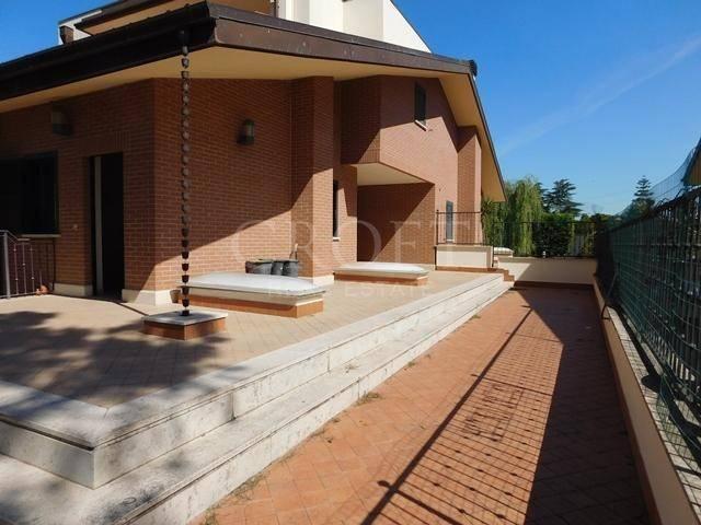 Villa in affitto a Roma, giardino privato, box, taverna TrovaCasa