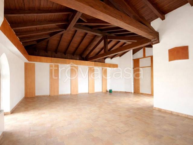 Villa in affitto a Rho via Edmondo De Amicis, 16, giardino privato, commerciale, balcone TrovaCasa