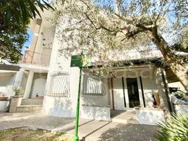 Villa in affitto a Riccione, arredato, giardino privato, posto auto TrovaCasa