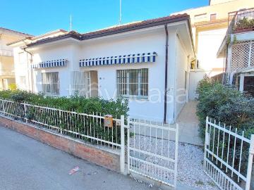 Villa in affitto a Riccione viale Tito Speri, arredato, lavatrice, lavastoviglie TrovaCasa