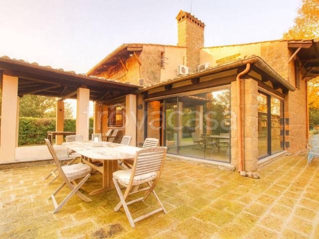 Villa in affitto a Trevignano Romano via Adige, arredato, giardino privato, riscaldamento autonomo TrovaCasa