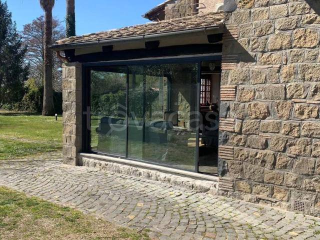 Villa in affitto a Trevignano Romano via Adige, arredato, giardino privato, caminetto TrovaCasa