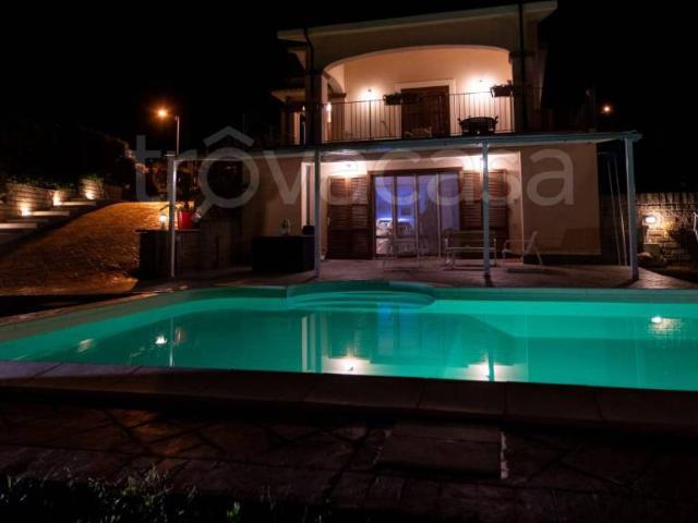 Villa in affitto a Trevignano Romano via di Monterosi, arredato, giardino privato, posto auto TrovaCasa
