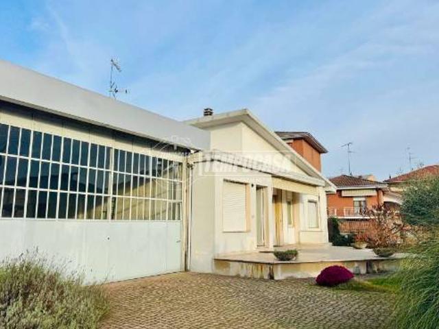 Villa in affitto a Trino via Guglielmo Marconi, 18, non arredato/vuoto, giardino privato, box TrovaCasa