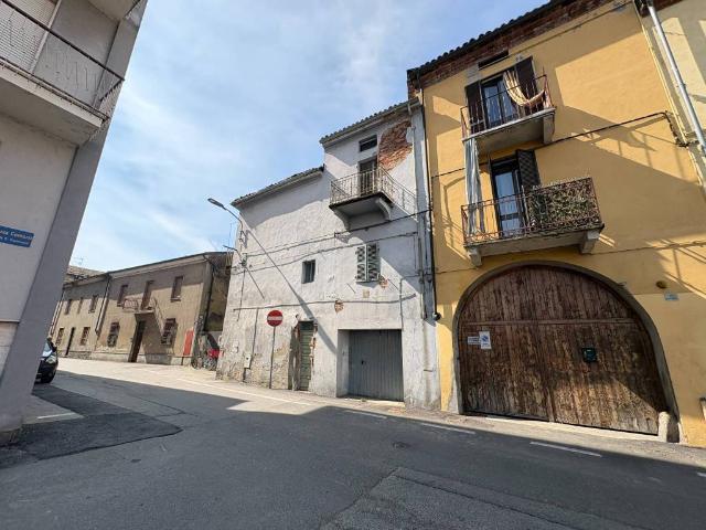 Villa in affitto a Trino via Pietro Micca, 9, non arredato/vuoto, box, da ristrutturare TrovaCasa