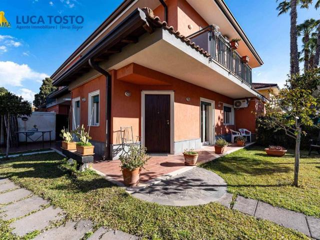 Villa in affitto a Valverde CT