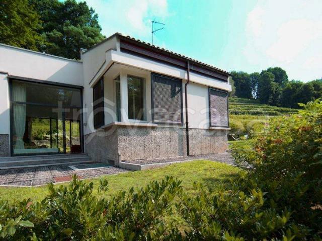 Villa in affitto ad Azzate via Ugo Foscolo, 27, giardino privato, parzialmente arredato, caminetto TrovaCasa