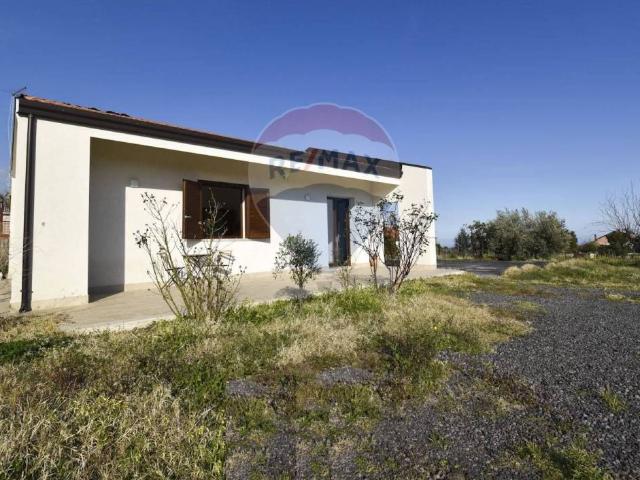 Villa in affitto ad Aci Sant'Antonio via Salemi Pennisi, 74, giardino privato, nuova costruzione, luminoso TrovaCasa