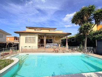 Villa Indipendente in affitto a Lido Dei Pini - Giardino