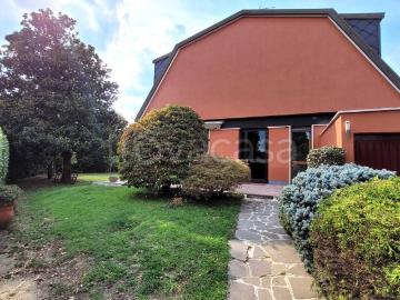 Villa in affitto ad Arese via Monte Resegone, 14, giardino privato, box, terrazzo TrovaCasa