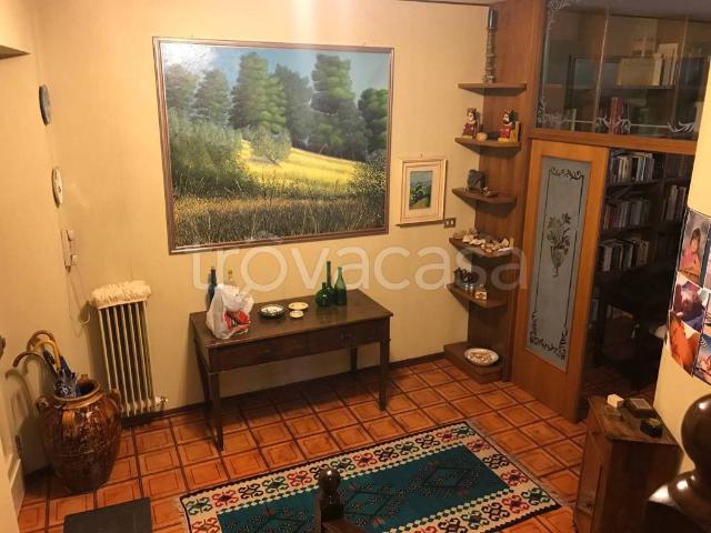 Villa in affitto ad Ascoli Piceno lungo Castellano Sisto V, non arredato/vuoto, terrazzo, vicinanze negozi TrovaCasa