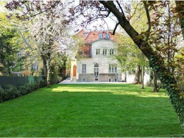 Exklusive Villa mit Garten und Parkblick