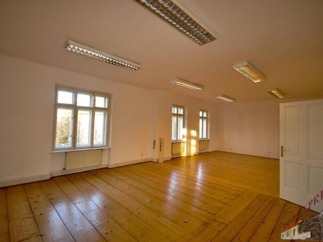 Villa in frequentierter und repräsentativer Lage! Ideal als Rechtsanwaltskanzlei oder Praxisraum und dgl. geeignet