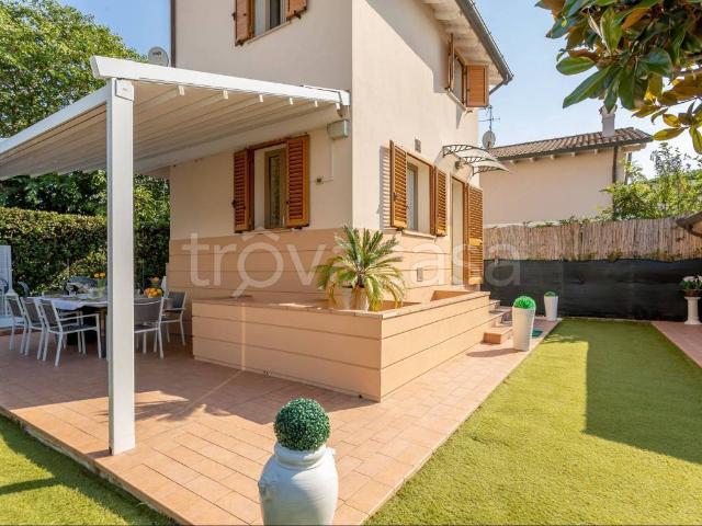 Villa in in affitto da privato a Pietrasanta via Monte Corchia, 24, giardino privato, da privato, lavatrice TrovaCasa
